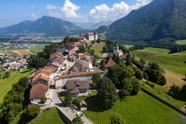 Schweiz, Kanton Freiburg, Gruyeres, Luftaufnahme des Schlosses Gruyeres im Sommer - RUNF04671