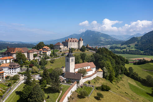 Schweiz, Kanton Freiburg, Gruyeres, Luftaufnahme des Schlosses Gruyeres im Sommer - RUNF04672