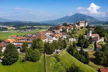 Schweiz, Kanton Freiburg, Gruyeres, Luftaufnahme des Schlosses Gruyeres im Sommer - RUNF04673