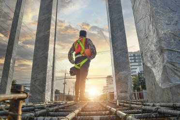 Bauarbeiter mit Sicherheitsausrüstung auf der Baustelle - CAVF95230