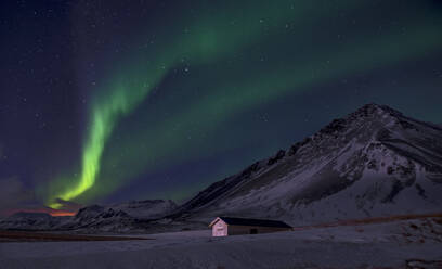 Das Nordlicht erhellt den isländischen Winterhimmel - CAVF95241