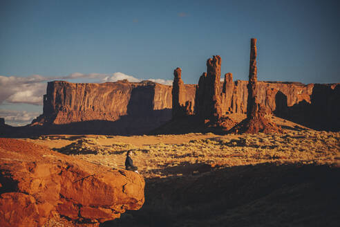 Eine Frau meditiert im Monument Valley, Arizona - CAVF95243