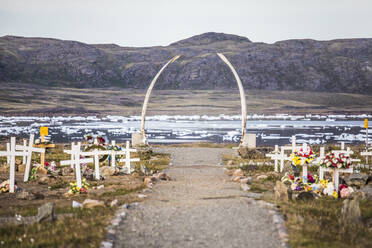 Ahnenfriedhof mit Walfischknochen, Iqaluit, Baffininsel. - CAVF95252