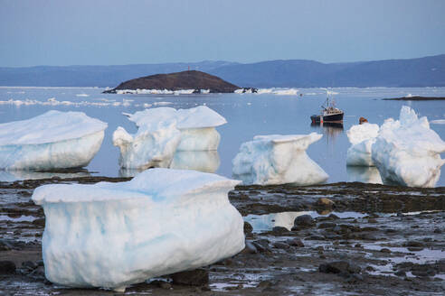 Das Boot ankert im Hafen von Iqaluit neben dem Meereis. - CAVF95262