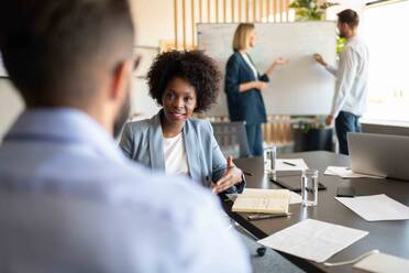 Black businesswoman speaking with colleague - CAVF95323