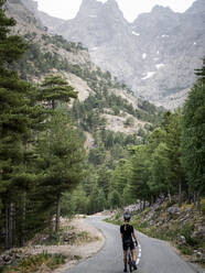 Sportlerin mit Mountainbike auf der Straße - MALF00377