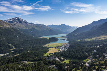 Schweiz, Kanton Graubünden, St. Moritz, Blick über das Engadin im Sommer mit dem Silvaplanasee im Hintergrund - RUNF04676