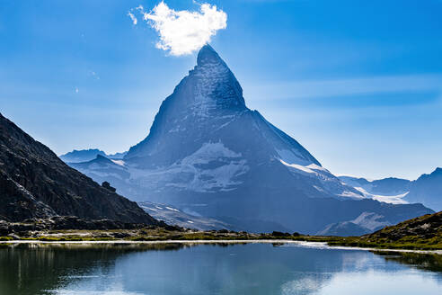 Alpine lake with Matterhorn mountain looming in background - RUNF04685