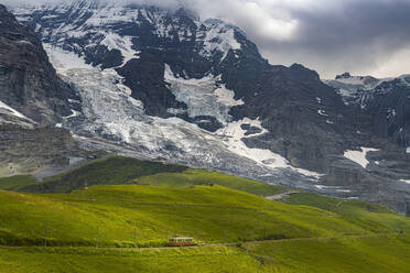 Jungfraubahn vor der majestätischen Eigernordwand - RUNF04695