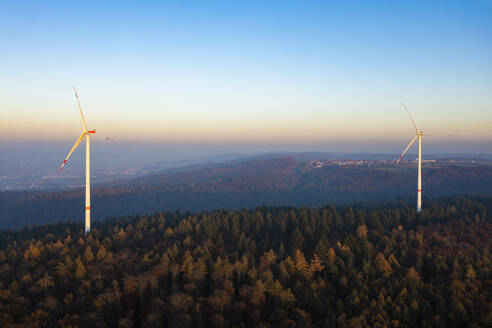 Luftaufnahme eines Windparks im bewaldeten Schurwald in der Abenddämmerung - WDF06675