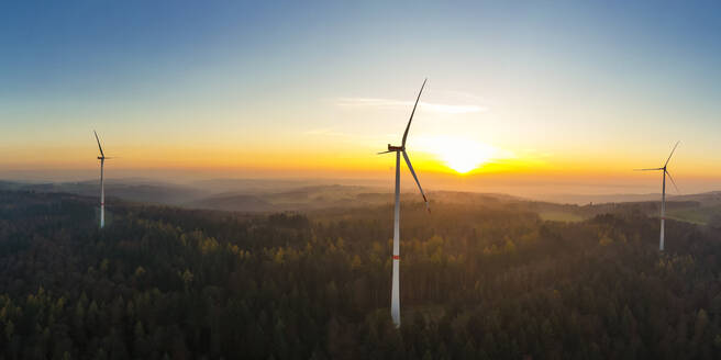 Luftpanorama eines Windparks im Schurwald bei Sonnenuntergang - WDF06677