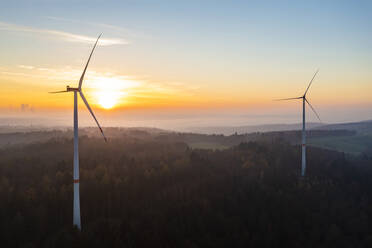 Luftaufnahme eines Windparks im bewaldeten Schurwald bei Sonnenuntergang - WDF06678