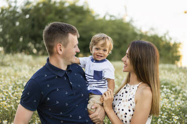 Glückliche Familie auf der Wiese - SSGF00277