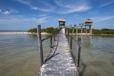 Mexiko, Quintana Roo, Aussichtsplattform an der Küste der Isla Holbox - RUNF04711