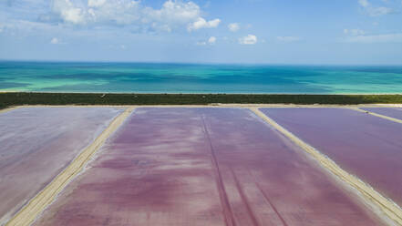 Mexiko, Yucatan, Las Coloradas, Luftaufnahme von Salzverdunstungsteichen an der Küste - RUNF04717