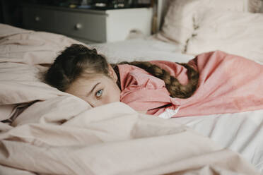 Mädchen mit grauen Augen liegt zu Hause auf dem Bett - SEAF00165