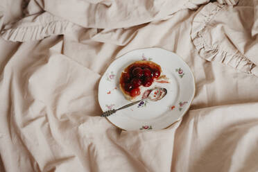 Teller mit Obstdessert auf dem Bett zu Hause - SEAF00174