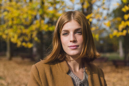 Schöne blonde Frau im Herbst Park - MGIF01151