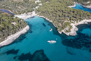 Boote im Meer bei Calo des Borgit, Naturpark Mondrago, Mallorca, Spanien - AMF09321