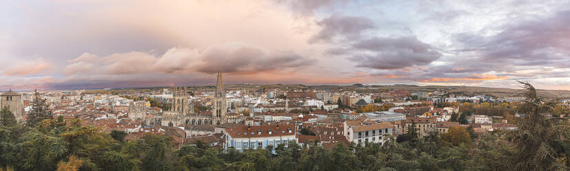 Spanien, Provinz Burgos, Kastilien und Leon, Panoramablick auf Wolken über der historischen Altstadt in der Abenddämmerung - JAQF00942