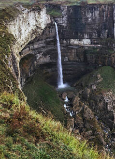 Blick auf den Tobot-Wasserfall im Kaukasusgebirge, Dagestan, Russland - KNTF06530