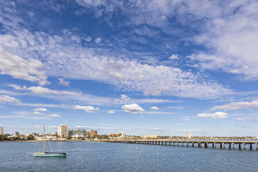 Australien, Victoria, Melbourne, Sommerhimmel über Saint Kilda Pier - FOF12279