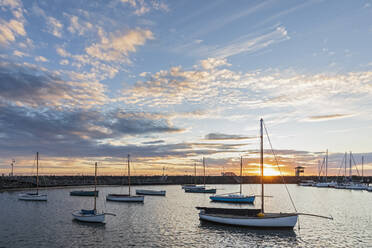 Australien, Victoria, Melbourne, Wolken über schwimmenden Yachten im Yachthafen von Royal Melbourne Yacht Squadron bei Sonnenuntergang - FOF12283