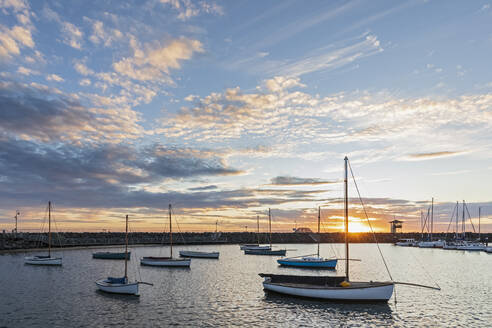 Australien, Victoria, Melbourne, Wolken über schwimmenden Yachten im Yachthafen von Royal Melbourne Yacht Squadron bei Sonnenuntergang - FOF12283