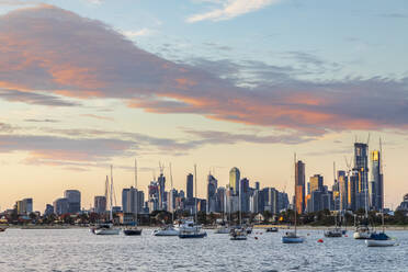 Australien, Victoria, Melbourne, Yachten schwimmen vor der Skyline der Stadt in der Abenddämmerung - FOF12284