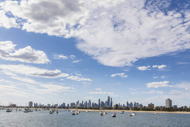 Australien, Victoria, Melbourne, Wolken über der Küstenstadt mit schwimmenden Booten im Vordergrund - FOF12286