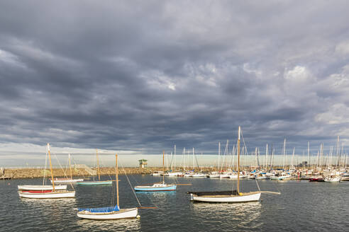 Australien, Victoria, Melbourne, Bewölkter Himmel über schwimmenden Yachten im Yachthafen der Royal Melbourne Yacht Squadron - FOF12290