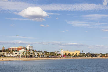 Australien, Victoria, Melbourne, Sommerhimmel über Saint Kilda Beach - FOF12291