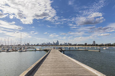 Australien, Victoria, Melbourne, Wolken über Saint Kilda Pier - FOF12292