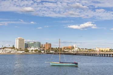 Australien, Victoria, Melbourne, Einsame Yacht schwimmt vor Saint Kilda Pier im Sommer - FOF12293