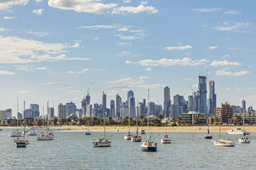 Australien, Victoria, Melbourne, Yachten schwimmen vor der Skyline der Stadt im Sommer - FOF12294