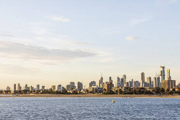 Australien, Victoria, Melbourne, Port Philip Bay in der Sommerdämmerung mit der Skyline der Stadt im Hintergrund - FOF12296
