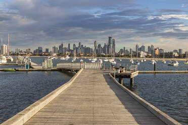 Australien, Victoria, Melbourne, Wolken über Saint Kilda Pier in der Abenddämmerung mit der Skyline der Stadt im Hintergrund - FOF12304