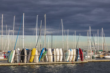 Australien, Victoria, Melbourne, Sturmwolken über Booten im Yachthafen der Royal Melbourne Yacht Squadron - FOF12305