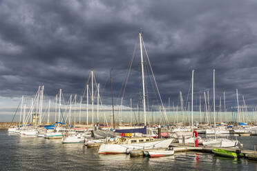 Australien, Victoria, Melbourne, Sturmwolken über Booten im Yachthafen der Royal Melbourne Yacht Squadron - FOF12306