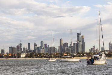 Australien, Victoria, Melbourne, Wolken über Yachten, die vor der Skyline der Stadt schwimmen - FOF12307