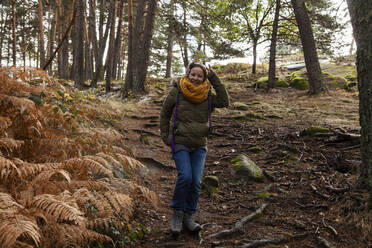 Lächelnde Frau beim Wandern im Wald - MRRF01701