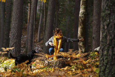 Frau mit Hund beim Wandern im Wald - MRRF01713