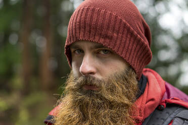 Junger Hipster-Mann mit braunem Bart und Strickmütze - AFVF09270