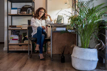 Frau mit Laptop im Heimbüro sitzend - DLTSF02446