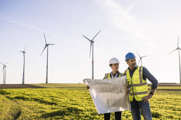 Ingenieure schauen weg vom Windpark - UUF25068