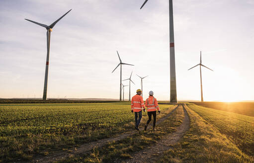 Ingenieure beim Spaziergang im Windpark - UUF25090