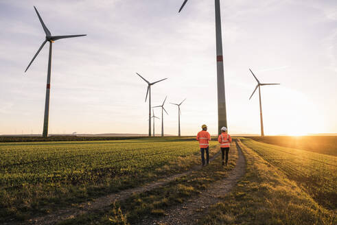 Ingenieure diskutieren im Windpark - UUF25094