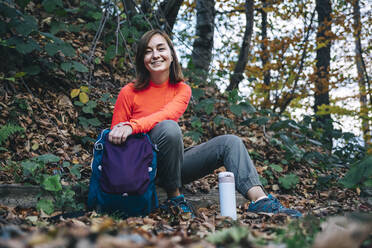 Wanderer mit Rucksack und Flasche im Wald - OMIF00184