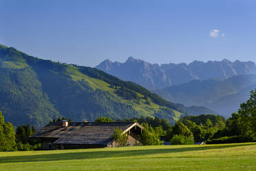 Deutschland, Bayern, Reit im Winkl, Einsame Berghütte in den malerischen Chiemgauer Alpen - LBF03540