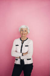 Frau mit verschränkten Armen wieder rosa Hintergrund - JOSEF05978